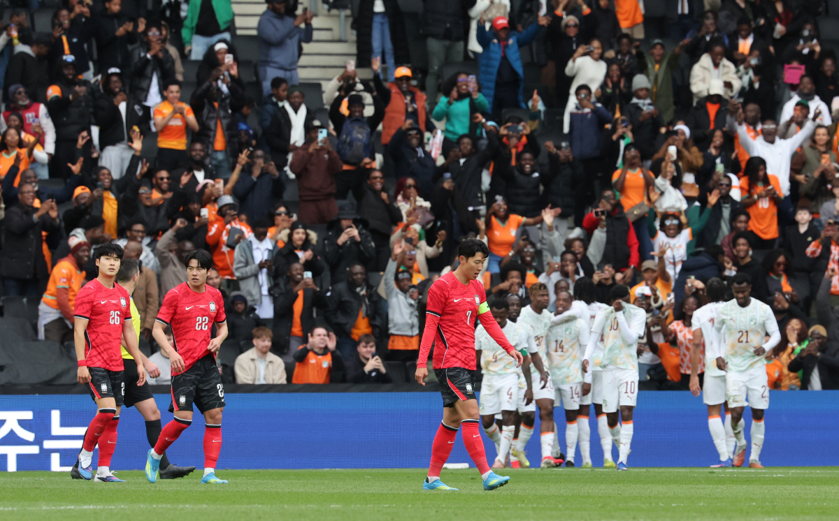 계속되는 실점에 고개숙인 손흥민    (밀턴킨스[영국]=연합뉴스) 최재구 기자 = 한국축구국가대표팀이 28일(현지시간) 영국 밀턴킨스 스타디움 MK에서 열린 코트디부아르와 평가전에서 세번째 실점을 아쉬워하고 있다. 뒤쪽으로 코트디부아르 선수와 팬들이 기뻐하고 있다. 2026.3.29    jjaeck9@yna.co.kr(끝)<저작권자(c) 연합뉴스, 무단 전재-재배포, AI 학습 및 활용 금지>