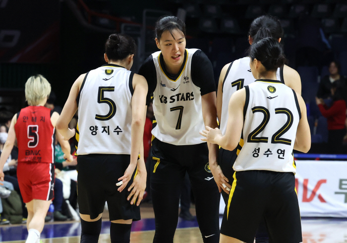 역대 6번째 정규리그 우승 차지한 KB스타즈, 시련은 있었지만 끝내 실패하지 않았던 비결은?