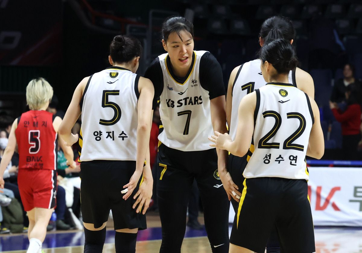 잘했어~    (부산=연합뉴스) 강선배 기자 = 30일 부산 사직체육관에서 열린 2025~2026 여자프로농구 부산 BNK 썸과 청주 KB스타즈의 정규리그 마지막 경기. KB 박지수가 2쿼터를 앞선 채 마치고 후배들을 격려하고 있다. 2026.3.30