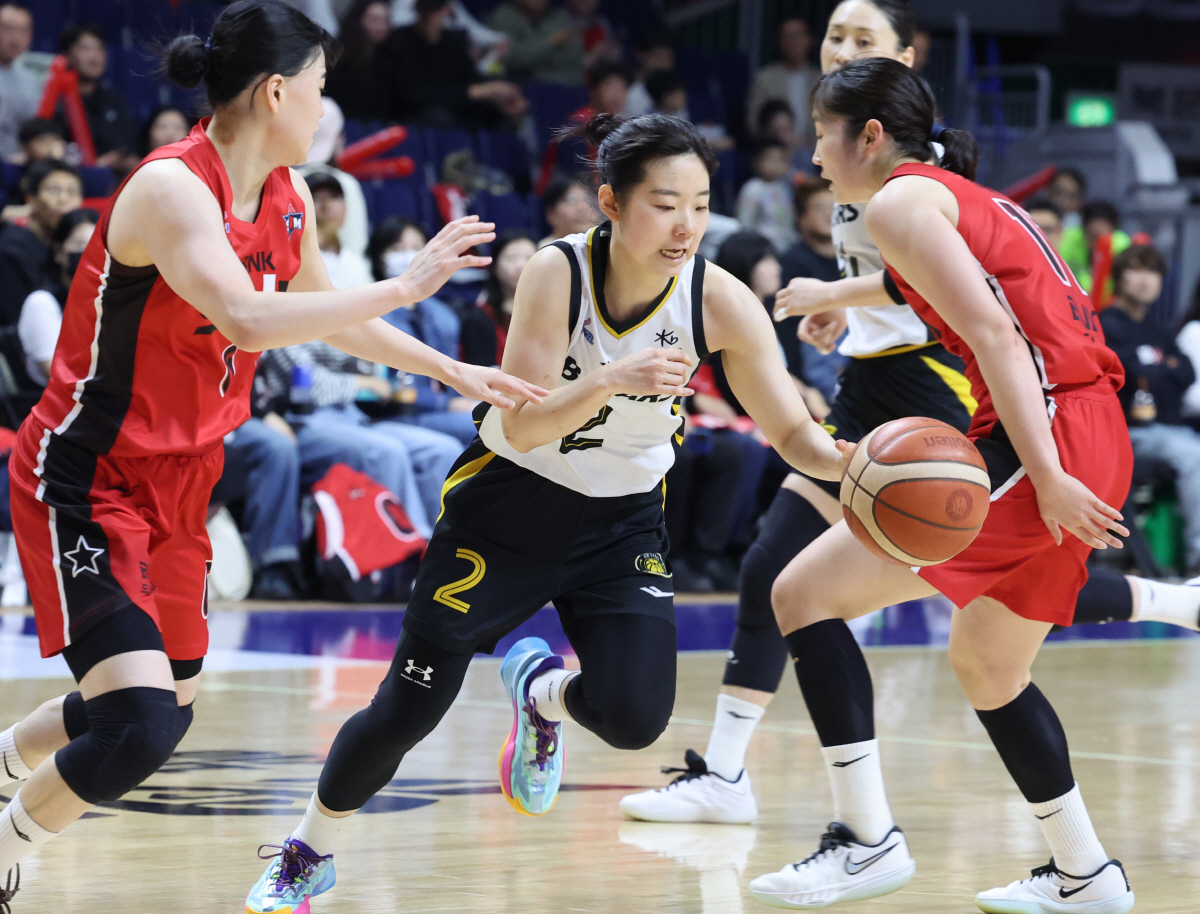 골 밑으로      (부산=연합뉴스) 강선배 기자 = 30일 부산 사직체육관에서 열린 2025~2026 여자프로농구 부산 BNK 썸과 청주 KB스타즈의 정규리그 마지막 경기. KB 허예은이 골 밑으로 파고들고 있다. 2026.3.30