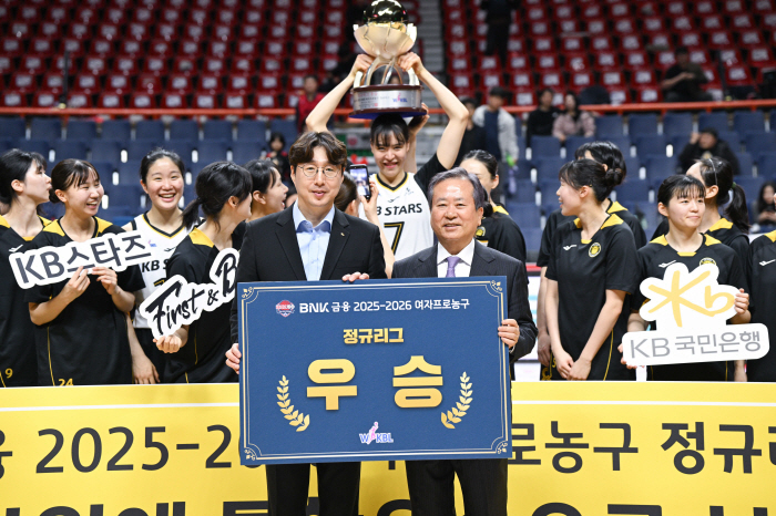 [현장인터뷰] 정규시즌 우승 차지한 김완수 KB스타즈 감독, "부담감 이겨낸 선수들이 너무 고맙다"