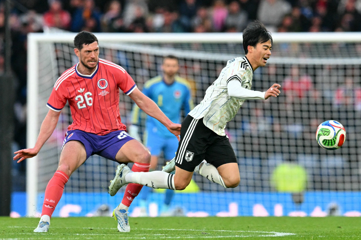 미토마(오른쪽)   AFP<저작권자(c) 연합뉴스, 무단 전재-재배포, AI 학습 및 활용 금지>