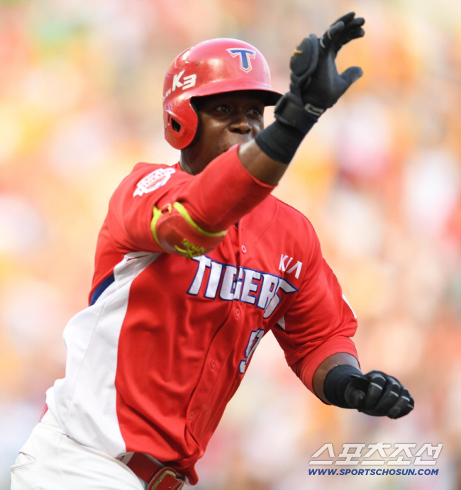 SK 와이번스와 KIA 타이거즈의 2018 KBO 리그 경기가 12일 인천 SK행복드림구장에서 열렸다. 1회초 1사 1루 KIA 버나디나가 우측담장을 넘어가는 2점홈런을 날렸다. 1루로 뛰어가며 환호하는 버나디나.인천=허상욱 기자 wook@sportschosun.com/2018.08.12/