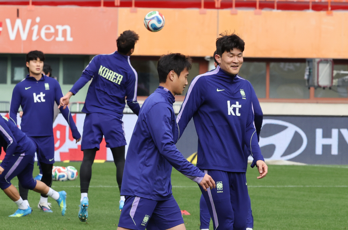 훈련에 집중하는 한국대표팀    (빈[오스트리아]=연합뉴스) 최재구 기자 = 오스트리아전을 하루 앞둔 30일(현지시간) 한국 축구 국가대표팀 선수들이 경기가 열릴 에른스트 하펠 스타디움에서 훈련하고 있다. 2026.3.30