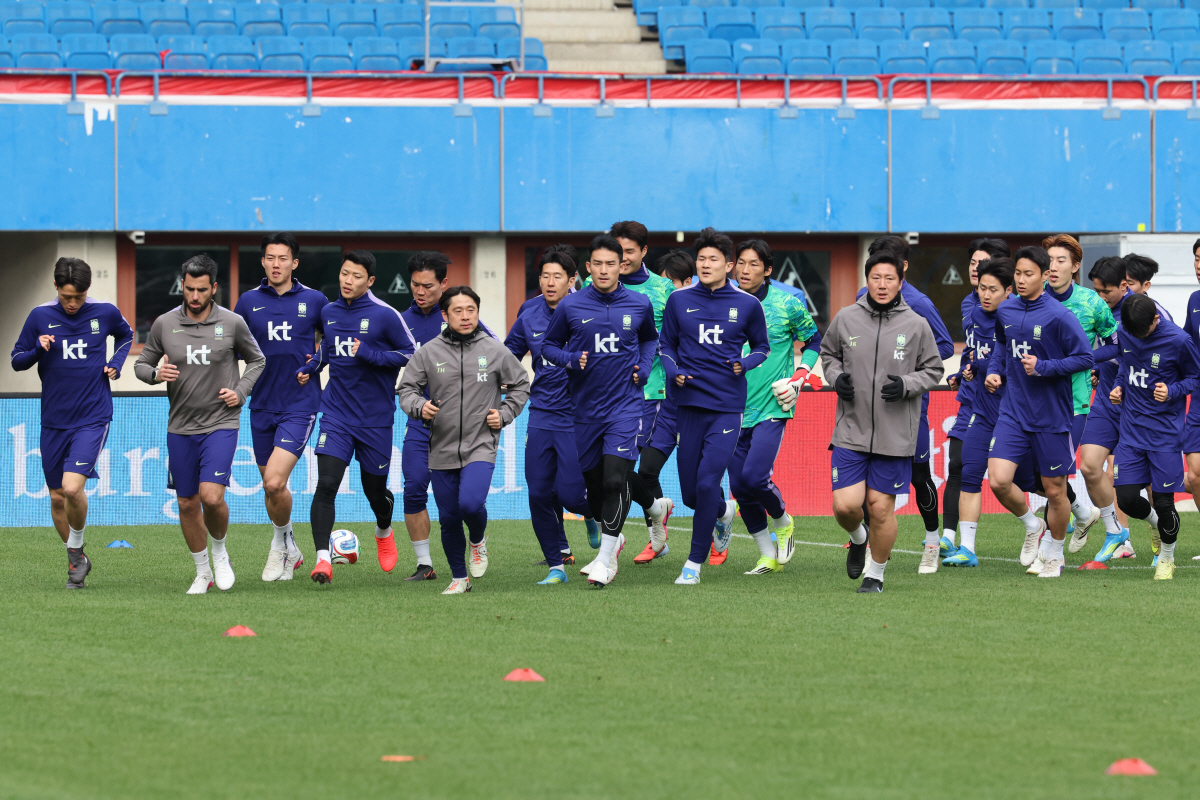 다시 뛰는 한국    (빈[오스트리아]=연합뉴스) 최재구 기자 = 오스트리아전을 하루 앞둔 30일(현지시간) 축구 국가대표팀 선수들이 경기가 열릴 에른스트 하펠 스타디움에서 본격적인 훈련에 앞서 러닝으로 몸을 풀고 있다. 2026.3.30