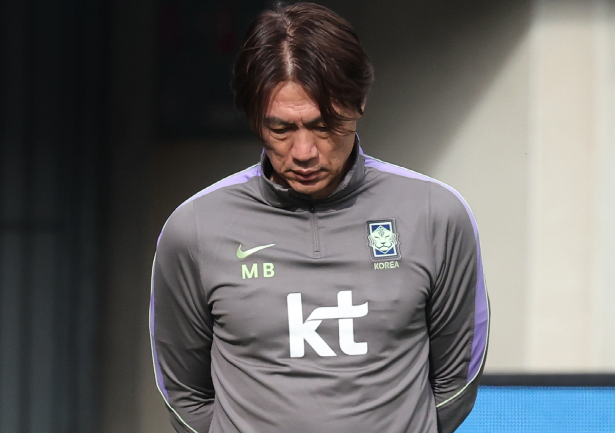 고심하는 홍명보 감독    (빈[오스트리아]=연합뉴스) 최재구 기자 = 오스트리아전을 하루 앞둔 30일(현지시간) 축구 국가대표팀 홍명보 감독이 경기가 열릴 에른스트 하펠 스타디움에서 훈련을 지켜보며 생각에 잠겨 있다. 2026.3.30