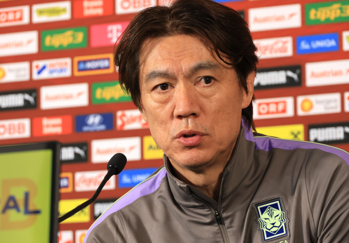 오스트리아전 앞둔 홍명보 감독    (빈[오스트리아]=연합뉴스) 최재구 기자 = 오스트리아전을 하루 앞둔 30일(현지시간) 홍명보 축구 국가대표팀 감독이 경기가 열릴 에른스트 하펠 스타디움에서 공식 기자회견을 하고 있다. 2026.3.31