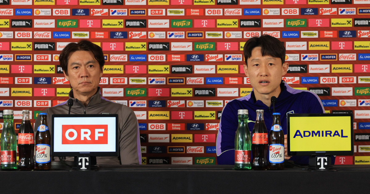 기자회견 하는 홍명보 감독과 이재성    (빈[오스트리아]=연합뉴스) 최재구 기자 = 오스트리아전을 하루 앞둔 30일(현지시간) 홍명보 축구 국가대표팀 감독과 이재성 선수가 경기가 열릴 에른스트 하펠 스타디움에서 공식 기자회견을 하고 있다. 2026.3.31