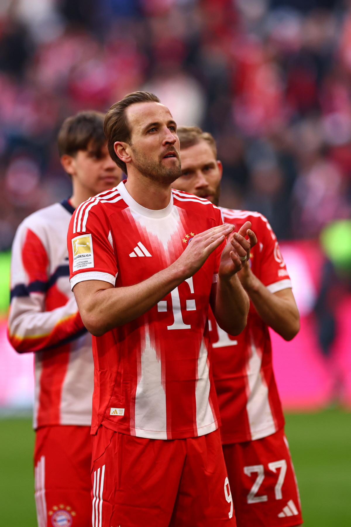 epa12839115 Harry Kane of Munich applauds to supporters after winning the German Bundesliga soccer match between FC Bayern Munich against 1. FC Union Berlin, in Munich, Germany, 21 March 2026.  EPA/ANNA SZILAGYI CONDITIONS - ATTENTION: The DFL regulations prohibit any use of photographs as image sequences and/or quasi-video.<저작권자(c) 연합뉴스, 무단 전재-재배포, AI 학습 및 활용 금지>