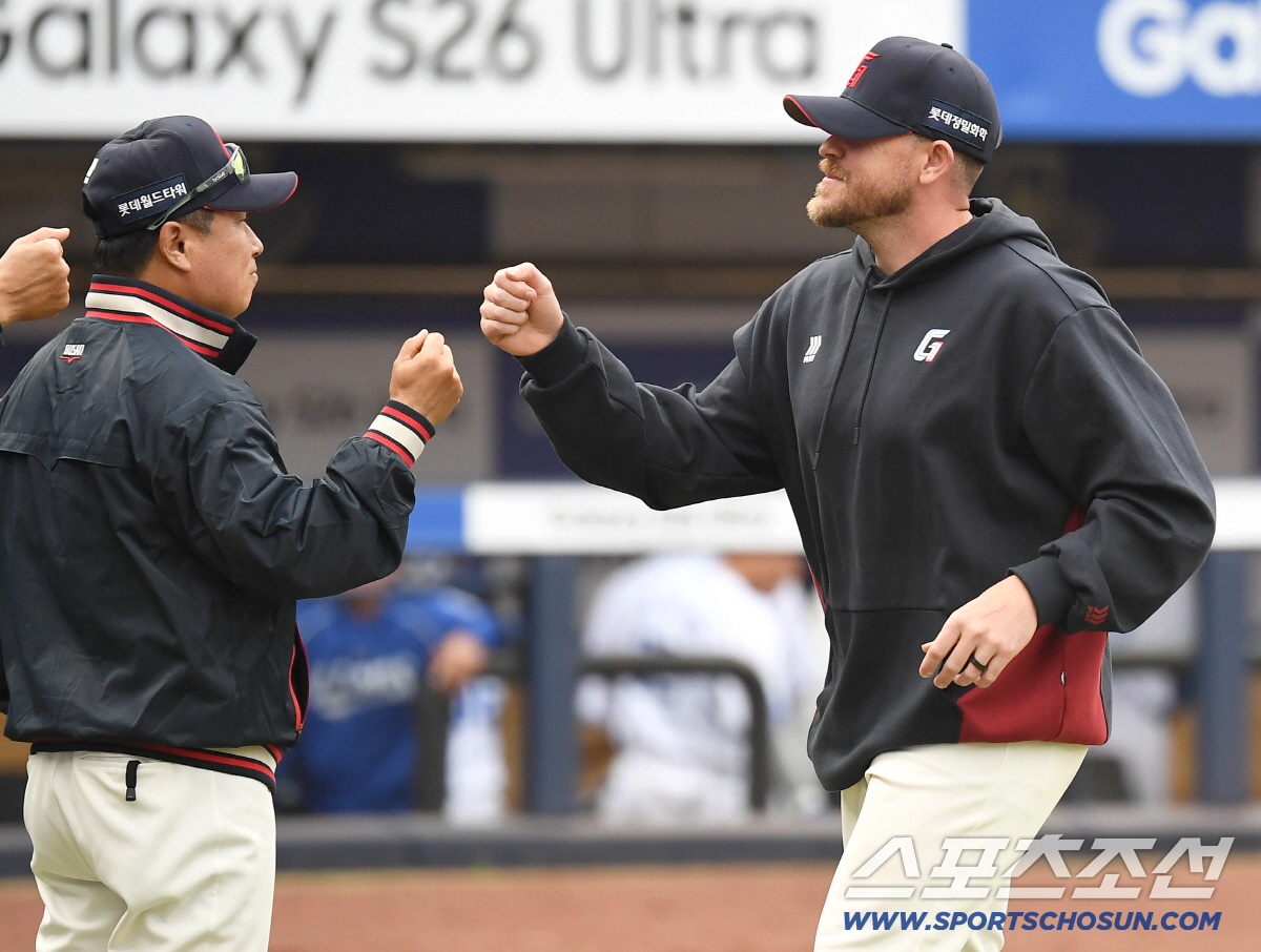 29일 대구 삼성라이온즈파크에서 열린 삼성과 롯데의 경기. 롯데가 삼성에 개막 2연전을 모두 승리했다. 경기 종료 후 승리의 하이파이브 나누고 있는 롯데 김태형 감독과 비슬리. 대구=송정헌 기자songs@sportschosun.com/2026.03.29/