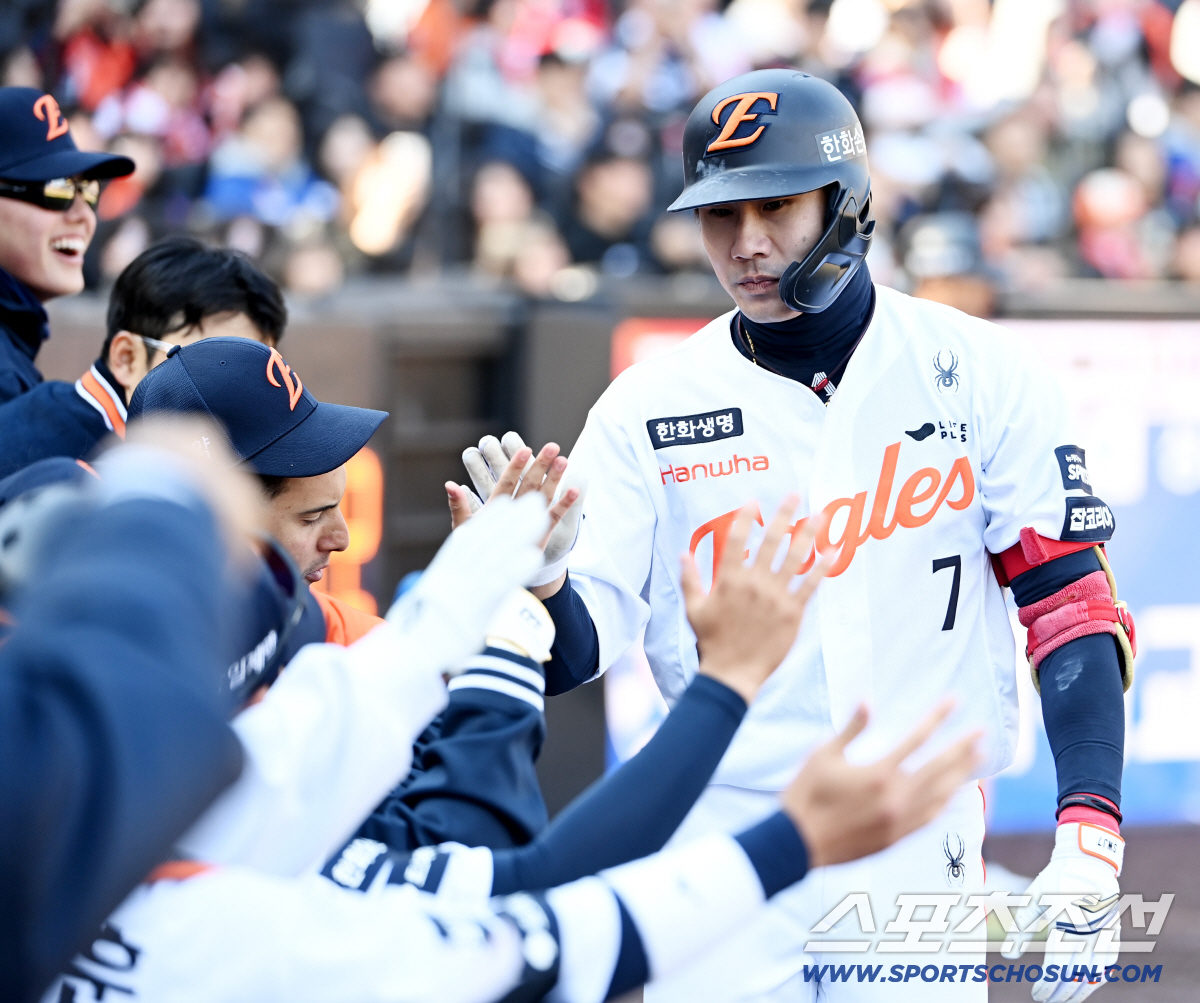 19일 대전한화생명볼파크에서 열린 KIA와 한화의 시범경기. 7회말 한화 심우준이 동점 솔로홈런을 치고 기쁨을 나누고 있다. 대전=허상욱 기자wook@sportschosun.com/2026.03.19/