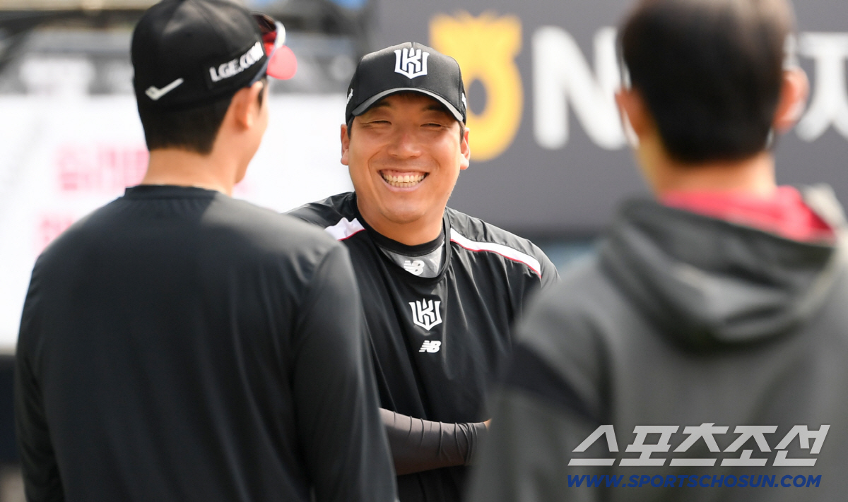 LG 선수들은 KT 유니폼을 입고 잠실을 찾은 김현수를 따뜻하게 맞이했다.