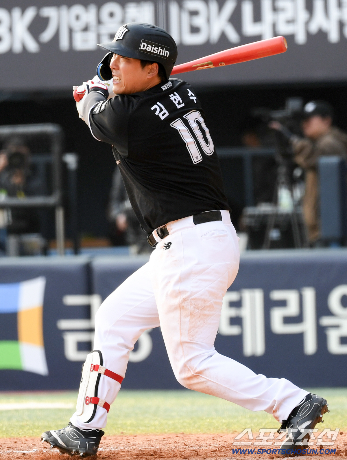 개막전 첫 경기부터 안타를 날리며 예열을 마친 김현수.