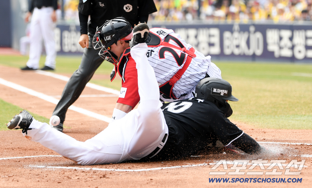 다음날 첫 타석부터 볼넷 출루한 김현수는 안현민 안타 때 홈을 향해 과감하게 몸을 던져 선취점을 올렸다.