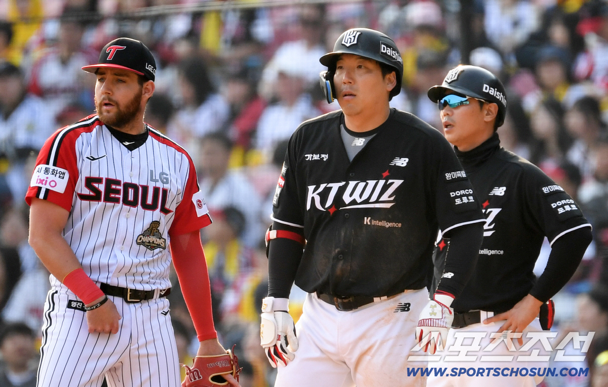 9회 경기를 뒤집었지만 최원준 판단 미스로 안타가 날아가자 순간 굳었던 김현수의 표정.