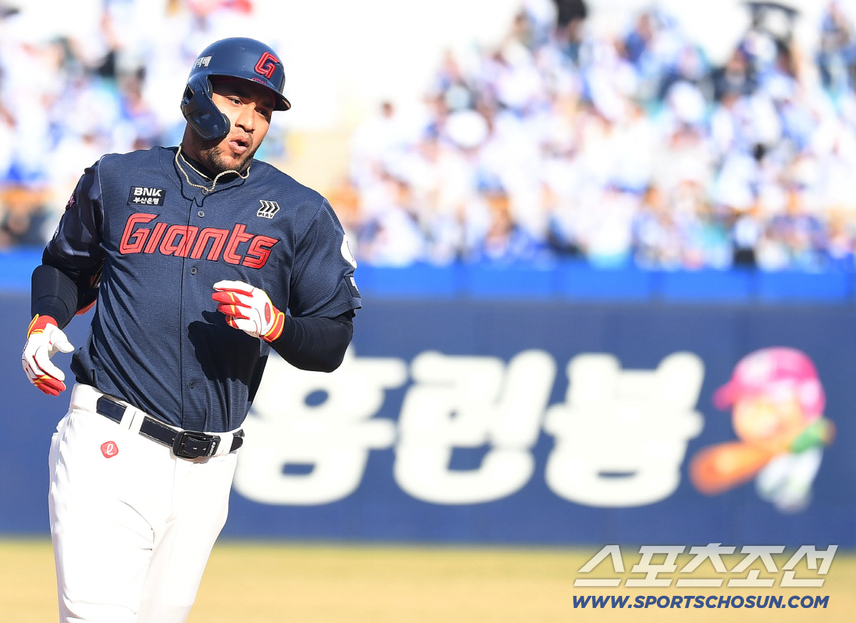 28일 대구 삼성라이온즈파크에서 열리는 삼성과 롯데의 개막전 경기. 7회 투런홈런을 날린 롯데 레이예스. 대구=송정헌 기자songs@sportschosun.com/2026.03.28/