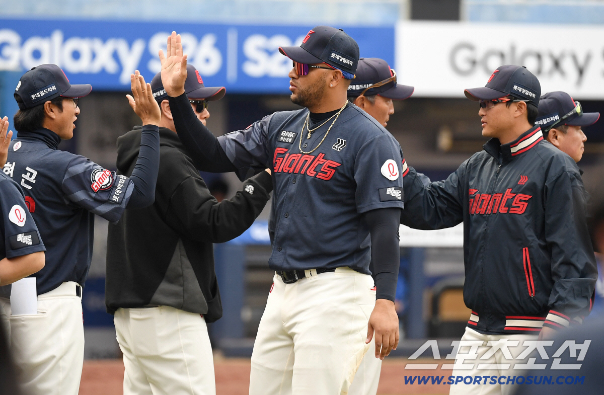 29일 대구 삼성라이온즈파크에서 열린 삼성과 롯데의 경기. 롯데가 삼성에 개막 2연전을 모두 승리했다. 경기 종료 후 승리의 하이파이브 나누고 있는 롯데 레이예스. 대구=송정헌 기자songs@sportschosun.com/2026.03.29/