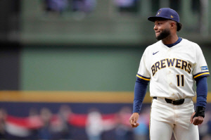 ML 데뷔도 안했는데...22세 유망주에 8년 계약 제시, MIL의 눈 이번에도 적중?