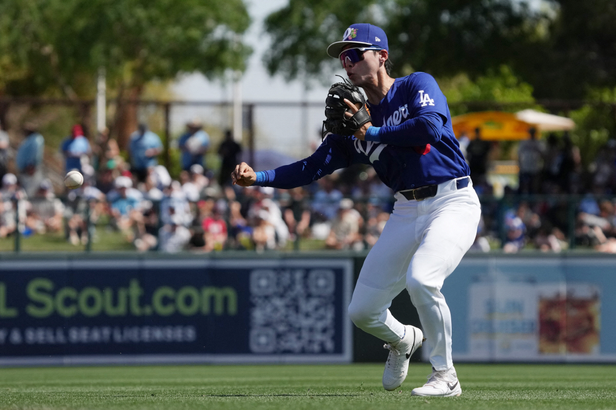 Mar 16, 2026; Phoenix, Arizona, USA; Los Angeles Dodgers second baseman Hyeseong Kim (6) makes the play against the Milwaukee Brewers in the second inning at Camelback Ranch-Glendale. Mandatory Credit: Rick Scuteri-Imagn Images<저작권자(c) 연합뉴스, 무단 전재-재배포, AI 학습 및 활용 금지>