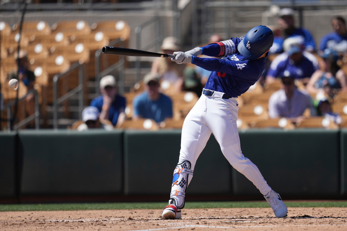 Los Angeles Dodgers' Hyeseong Kim, of South Korea, connects for a run-scoring single against the Athletics during the third inning of a spring training baseball game, Saturday, March 21, 2026, in Phoenix. (AP Photo/Ross D. Franklin)<저작권자(c) 연합뉴스, 무단 전재-재배포, AI 학습 및 활용 금지>