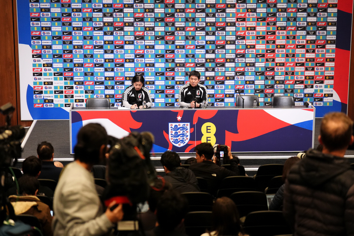 Japan manager Hajime Moriyasu, right, meets the media during a press conference ahead of Tuesday's international friendly soccer match against England, in London, Monday March 30, 2026. (John Walton/PA via AP) UNITED KINGDOM OUT; NO SALES; NO ARCHIVE; PHOTOGRAPH MAY NOT BE STORED OR USED FOR MORE THAN 14 DAYS AFTER THE DAY OF TRANSMISSION; MANDATORY CREDIT<저작권자(c) 연합뉴스, 무단 전재-재배포, AI 학습 및 활용 금지>