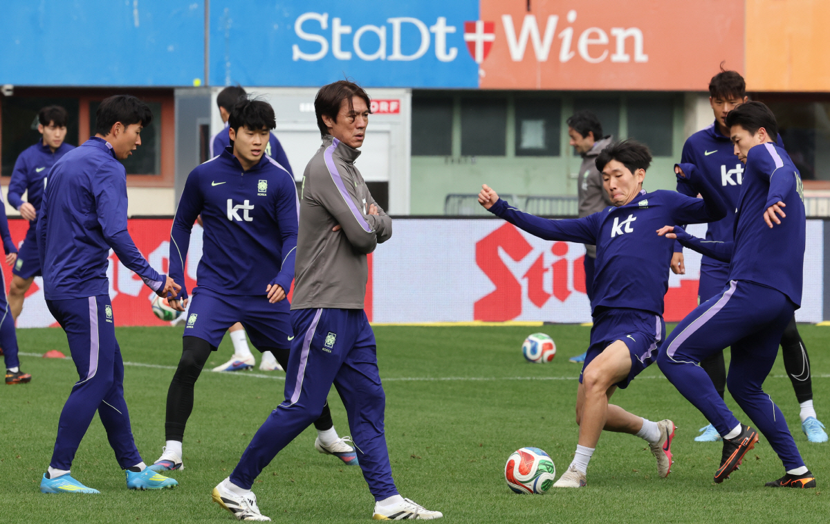 훈련지켜보는 홍명보 감독    (빈[오스트리아]=연합뉴스) 최재구 기자 = 오스트리아전을 하루 앞둔 30일(현지시간) 축구 국가대표팀 홍명보 감독이 경기가 열릴 에른스트 하펠 스타디움에서 훈련을 지켜보며 생각에 잠겨 있다. 2026.3.31    jjaeck9@yna.co.kr(끝)<저작권자(c) 연합뉴스, 무단 전재-재배포, AI 학습 및 활용 금지>