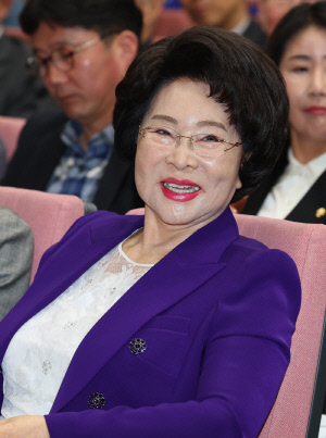 94세 총장님의 놀라운 근황...이길여, 풍성한 머리숱 매끈 피부 '정정하다 표현도 실례'