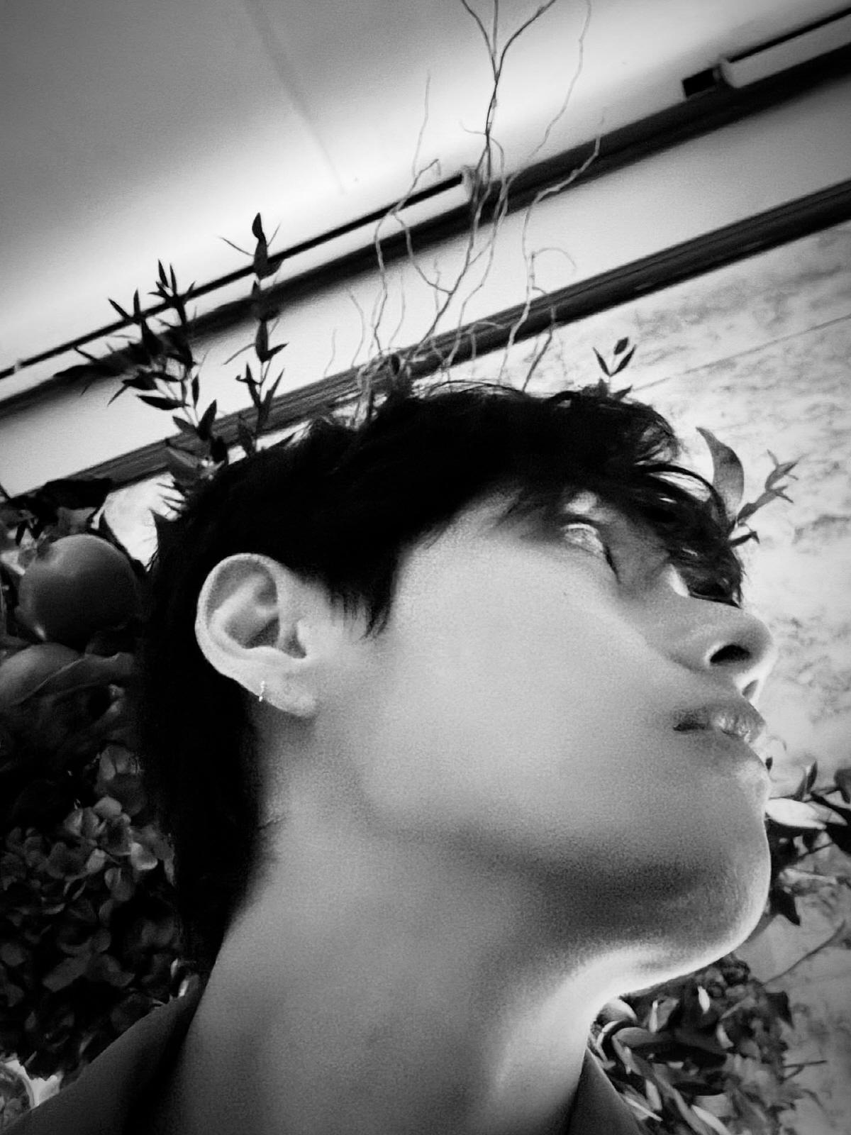 BTS 뷔, 이런 비주얼 반칙이지…무대 밖 일상서도 빛나는 얼굴