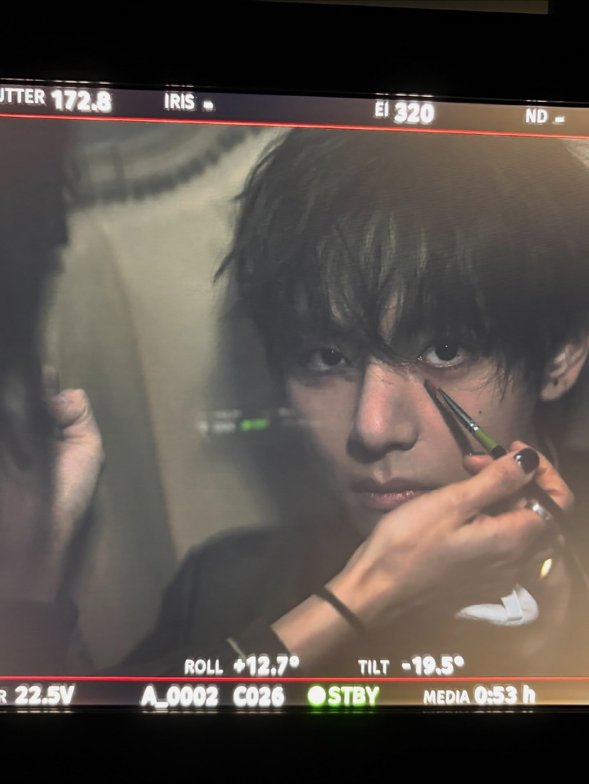 BTS 뷔, 이런 비주얼 반칙이지…무대 밖 일상서도 빛나는 얼굴