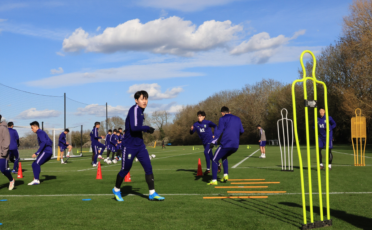 훈련하는 이강인    (밀턴킨스[영국]=연합뉴스) 최재구 기자 = 코트디부아르전을 앞둔 한국 축구 국가대표팀의 이강인이 26일(현지시간) 영국 런던 북서쪽 밀턴킨스 MK돈스 훈련장에서 팀동료들과 훈련하고 있다. 2026.3.27    jjaeck9@yna.co.kr(끝)<저작권자(c) 연합뉴스, 무단 전재-재배포, AI 학습 및 활용 금지>
