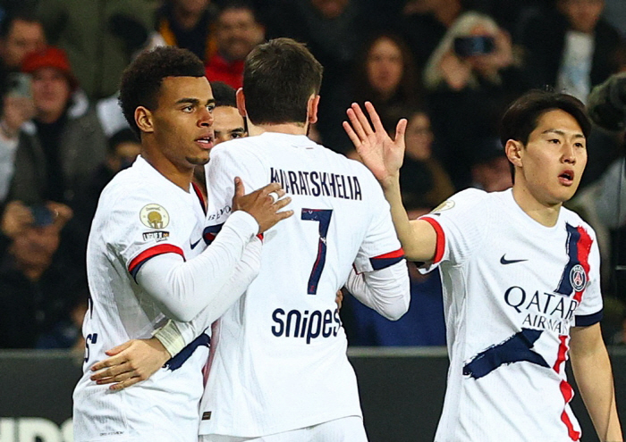 Soccer Football - Ligue 1 - OGC Nice v Paris St Germain - Allianz Riviera, Nice, France - March 21, 2026 Paris St Germain's Desire Doue celebrates scoring their second goal with Khvicha Kvaratskhelia and Lee Kang-in REUTERS/Manon Cruz<저작권자(c) 연합뉴스, 무단 전재-재배포, AI 학습 및 활용 금지>