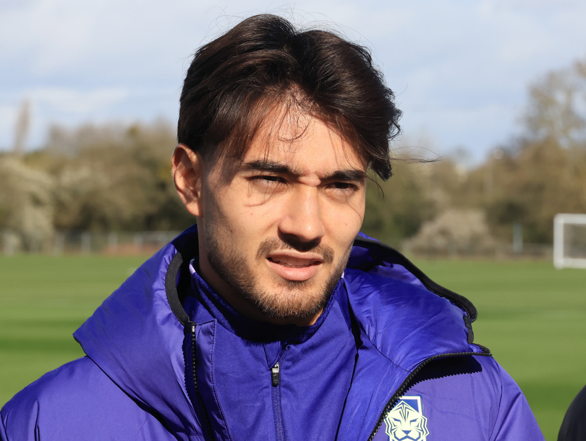 인터뷰하는 카스트로프    (밀턴킨스[영국]=연합뉴스) 최재구 기자 = 코트디부아르전을 앞둔 한국 축구 국가대표팀의 카스트로프가 25일(현지시간) 영국 런던 북서쪽 밀턴킨스 MK돈스 훈련장에서 훈련에 앞서 인터뷰하고 있다. 2026.3.26