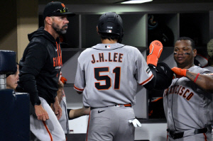 이정후가 어쩌다 이 지경까지...148km 직구에 헛스윙 삼진, 충격적 타율 0.077