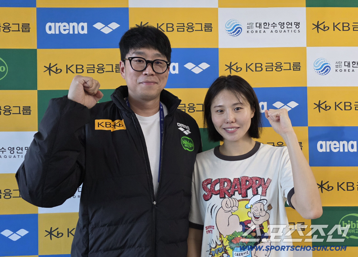 김효열 경영대표팀 감독과 안세현이 파이팅 포즈를 취했다. 사진=전영지 기자