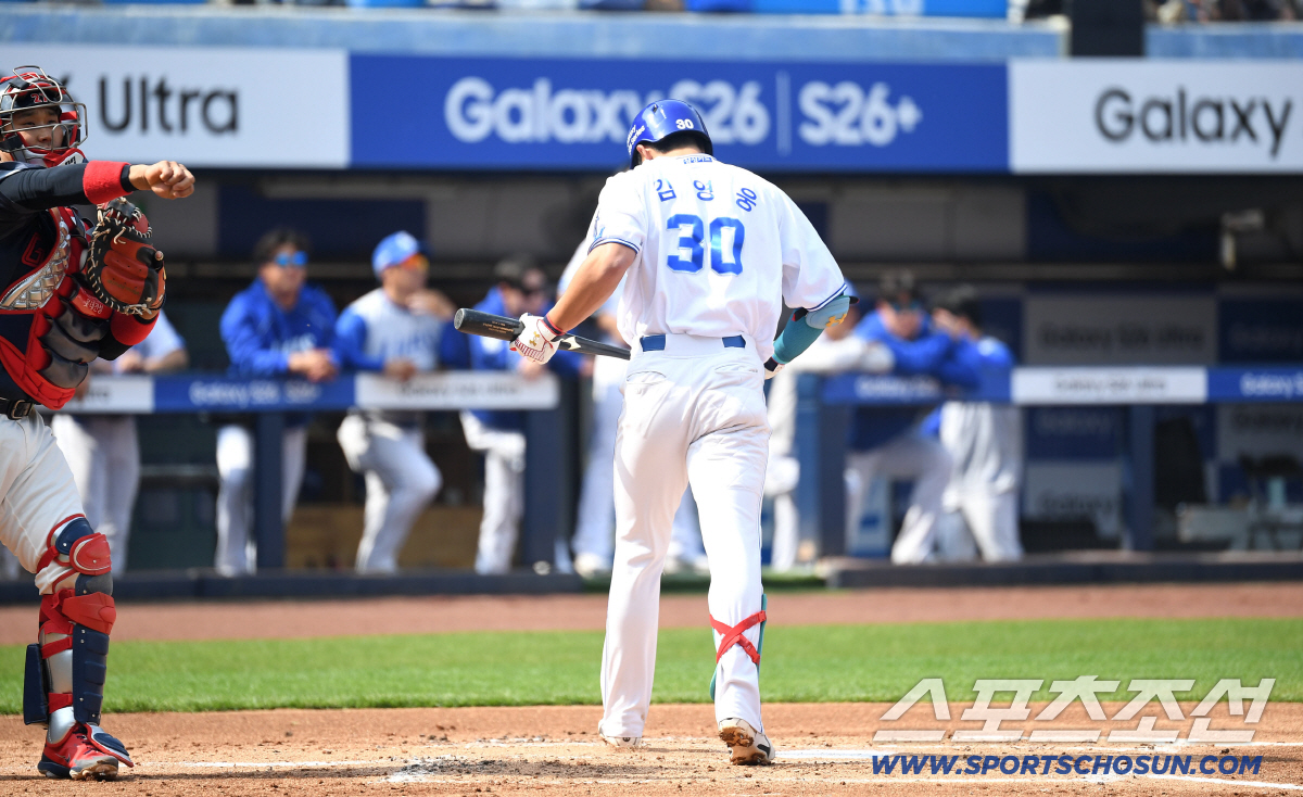 29일 대구 삼성라이온즈파크에서 열린 삼성과 롯데의 경기. 2회 삼진을 당한 후 타석을 물러나는 삼성 김영웅. 대구=송정헌 기자songs@sportschosun.com/2026.03.29/