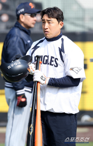 '기회는 단 1타석뿐' 왜 손아섭인가? 외야수가 6명 더 있는데…