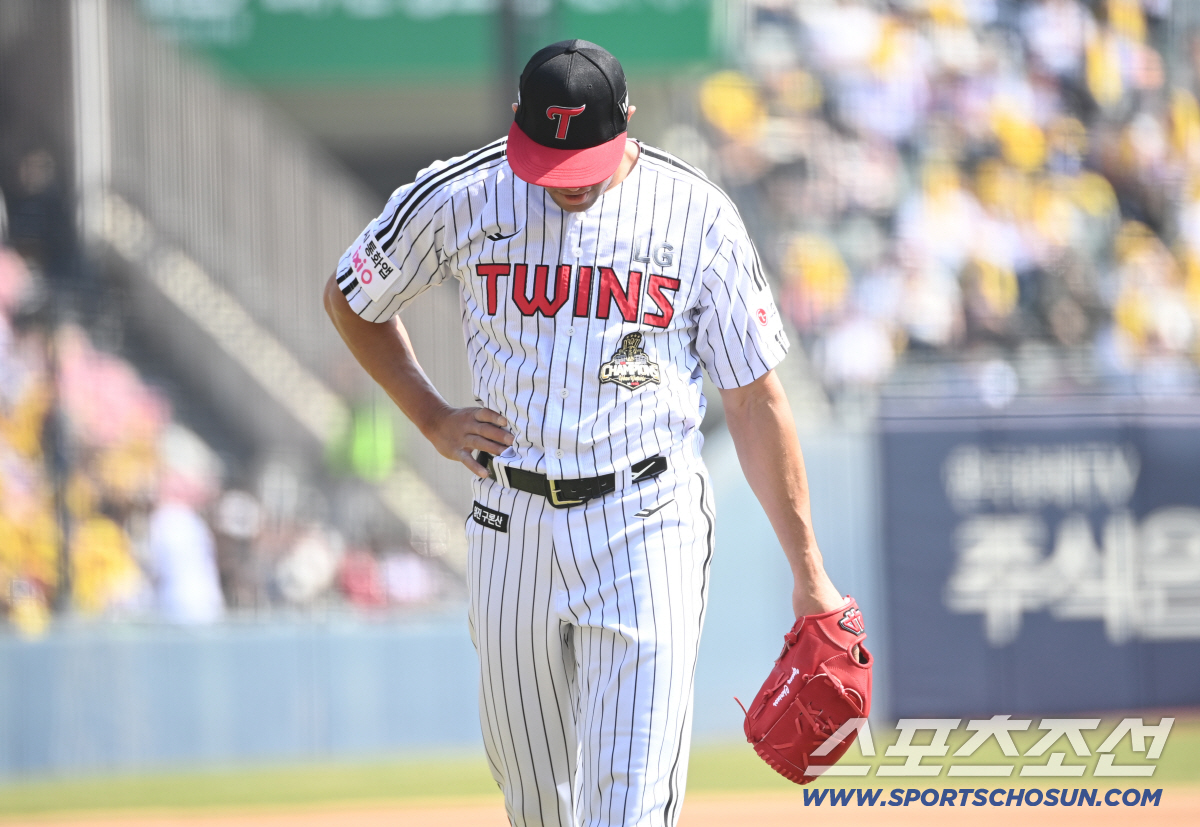 28일 잠실야구장에서 열린 KT와 LG의 개막전. 1회초 6실점 후 이닝을 마친 LG 치리노스가 더그아웃으로 향하고 있다. 잠실=허상욱 기자wook@sportschosun.com/2026.03.28/