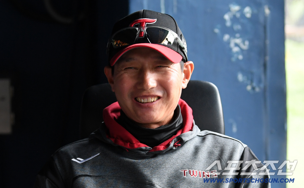 29일 잠실구장에서 열린 LG와 KT의 경기. KT 김현수가 LG 염경엽 감독이 인터뷰를 하고 있다. 잠실=박재만 기자 pjm@sportschosun.com/2026.03.29/