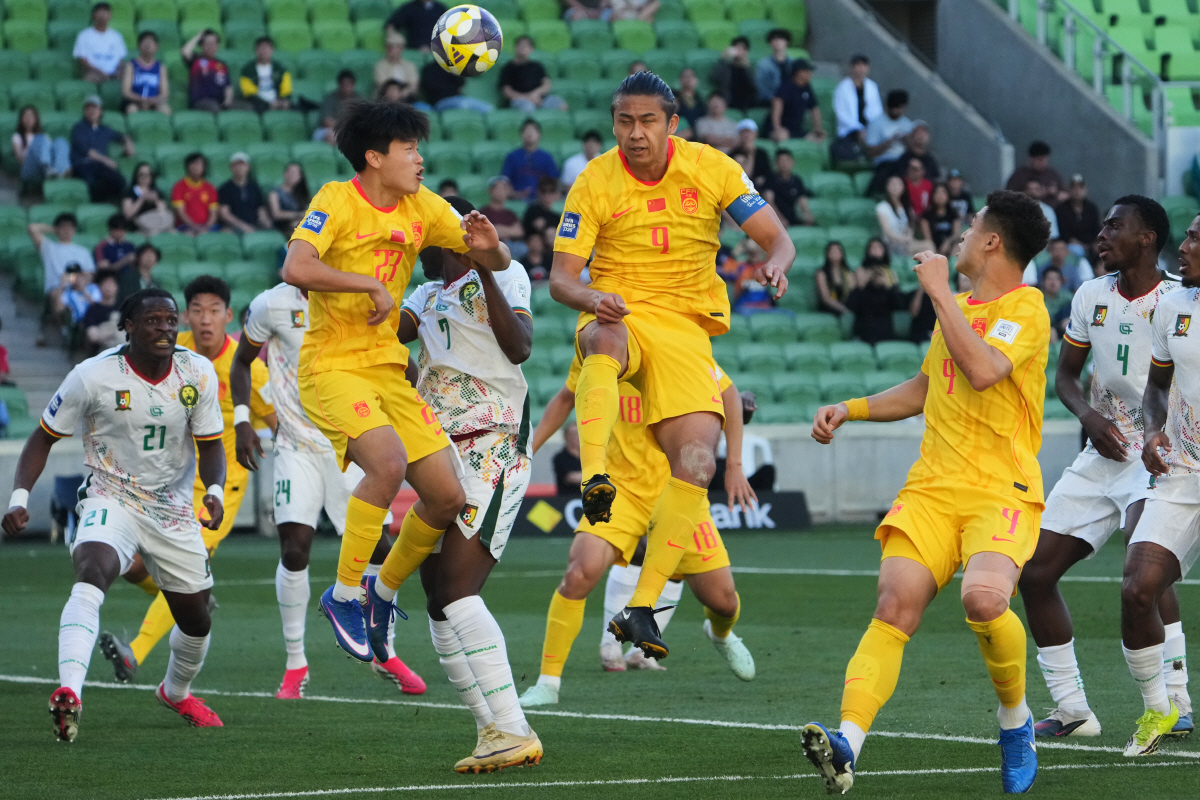 "중국도 아프리카에 당했다" 월드컵 못 가는 '랭킹 45위' 카메룬에 전반 9분만에 2골 헌납→0-2 완패…"상대 템포에 압도"
