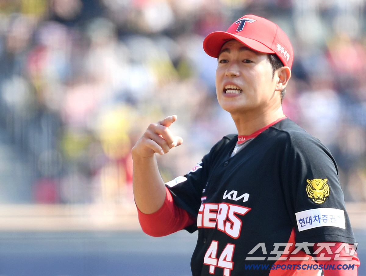 22일 잠실구장에서 열린 KBO리그 두산과 KIA의 시범 경기. 투구를 마치고 포수와 대화를 나누는 KIA 이태양. 잠실=송정헌 기자songs@sportschosun.com/2026.03.22/