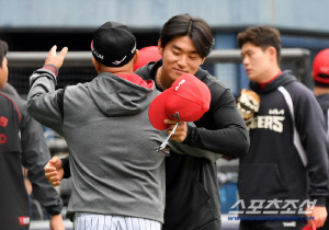 '도영아 부상 조심' 잠실에서 재회한 김도영 따뜻하게 안아준 김용일 코치, 보는 순간 훈훈 [잠실 현장]