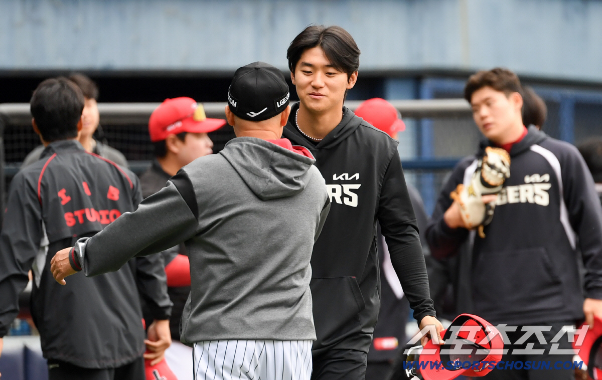 김도영에게 다가간 김용일 코치는 두 팔 벌려 아끼는 제자를 안아줬다.