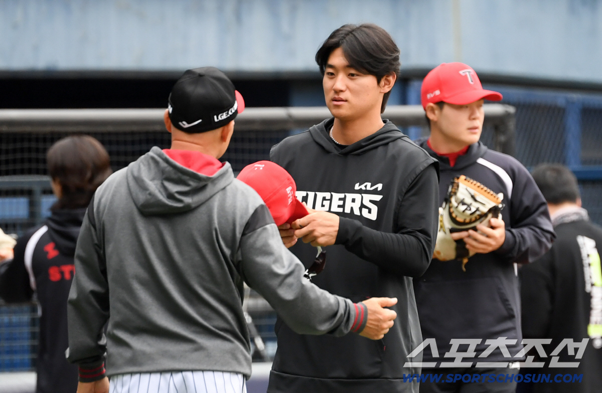 김도영의 몸 상태를 누구보다 꼼꼼하게 체크한 김용일 코치.