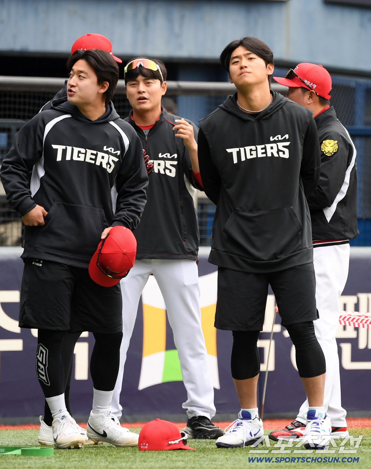 개막 2연패에 빠진 KIA 김도영은 담담한 표정으로 훈련을 준비했다.