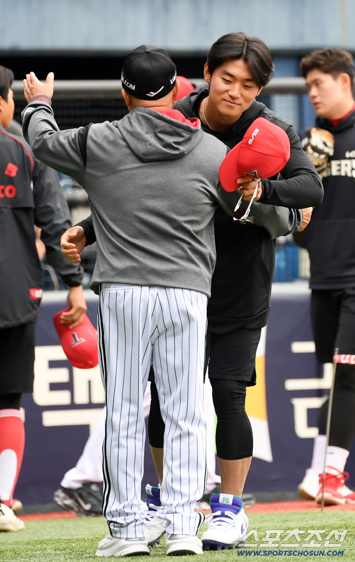 이때 다가온 김용일 코치는 따뜻하게 김도영을 안아줬다.