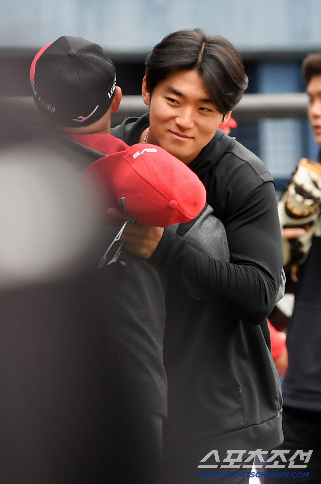 김용일 코치 따뜻한 품에 안긴 김도영.