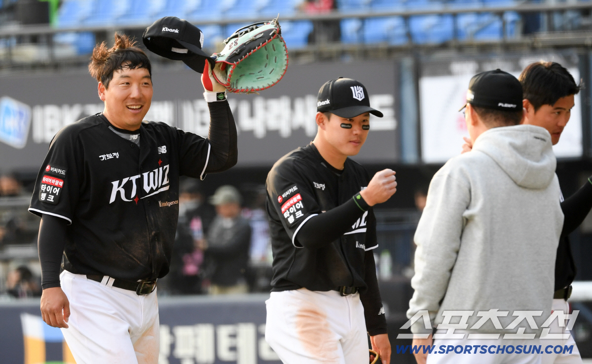 29일 잠실구장에서 열린 LG와 KT의 경기. 승리한 KT 김현수, 이강철 감독이 기뻐하고 있다. 잠실=박재만 기자 pjm@sportschosun.com/2026.03.29/