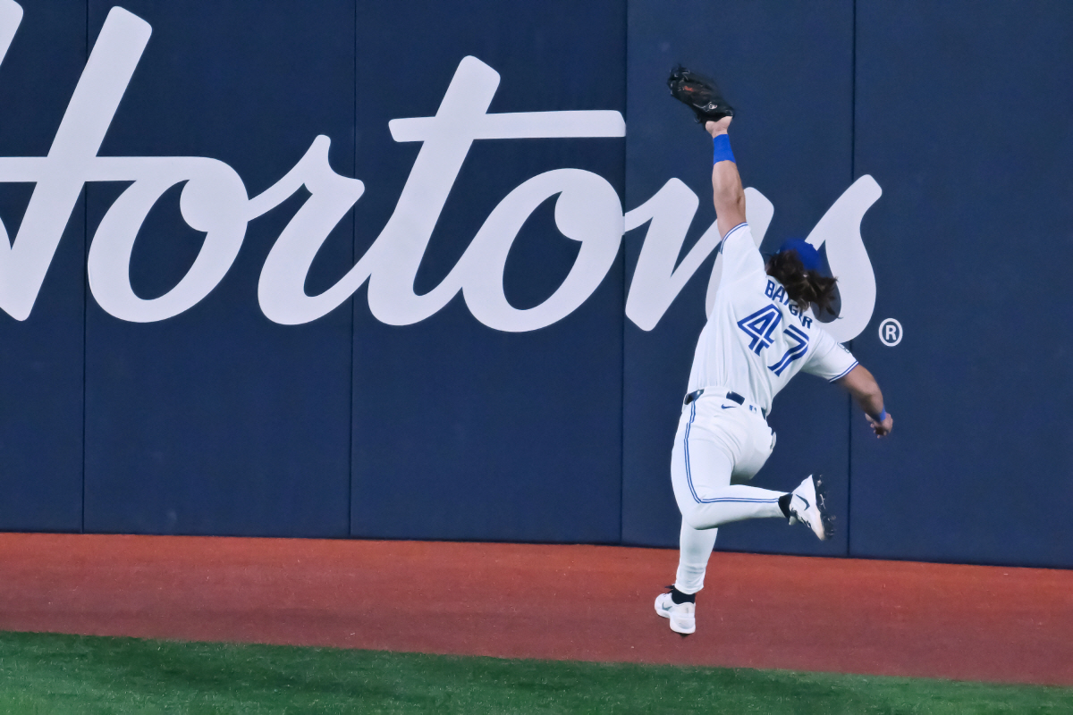 토론토 우익수 애디슨 바저가 1회초 콜로라도 1번타자 제이크 맥카시의 우중간 타구를 점프해 잡아내고 있다. AP연합뉴스