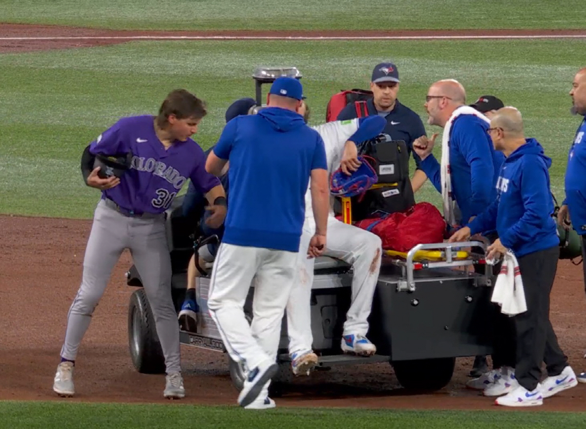 코디 폰세가 카트에 올라타자 해당 땅볼을 친 제이크 맥카시(왼쪽)이 다가와 옆두리를 두드리며 사과의 뜻을 전하고 있다. 사진=MLB.TV 캡처