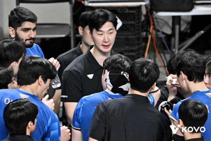 "뭉치는 법 배웠습니다" 미완의 기적, 오열한 세터…쓰린 속에도 위로한 사령탑 "눈물은 아껴두자"